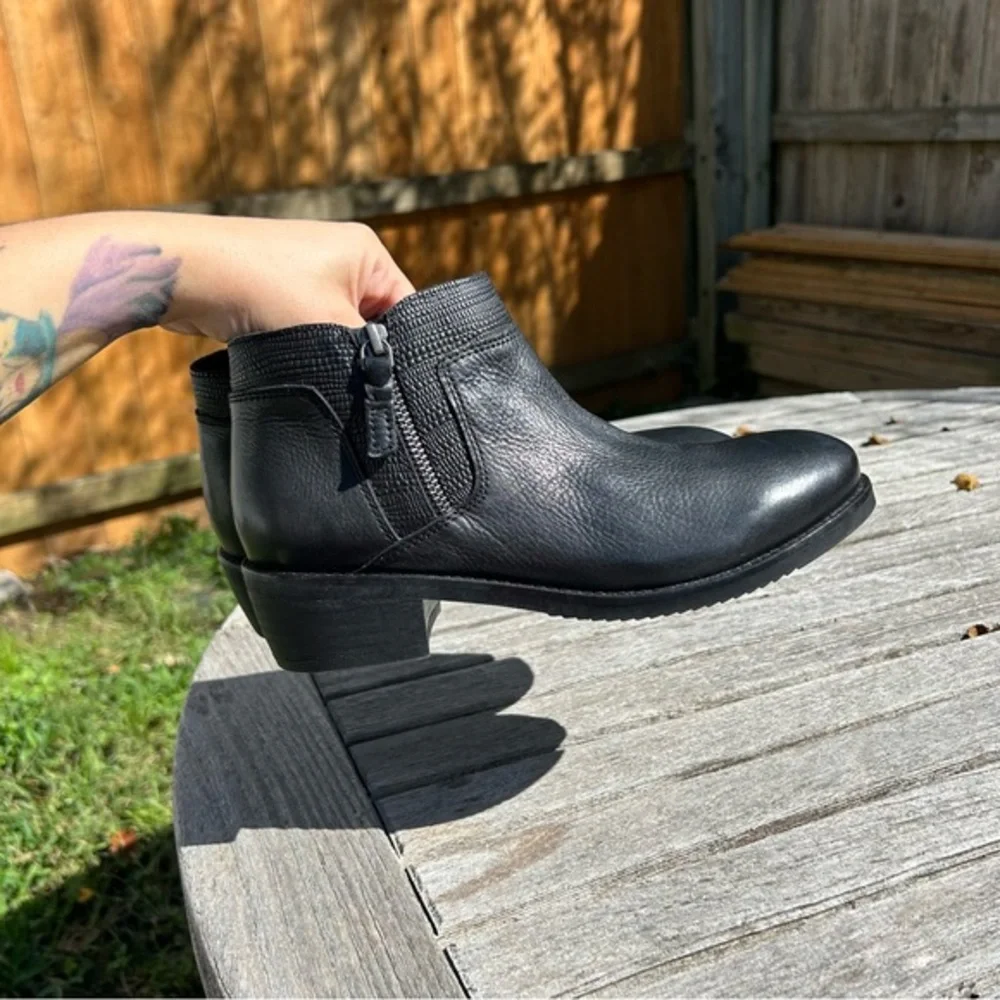 WOMEN'S SOFTWALK RUBI BOOTIES black size 7.5‎ N